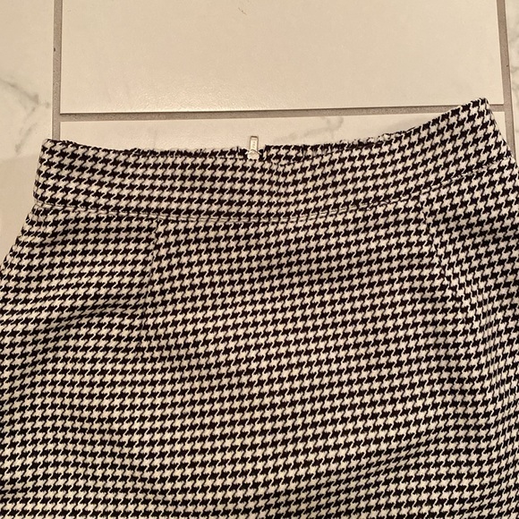 Ank Rouge houndstooth skirt with white faux fur trim! - Picture 2 of 6
